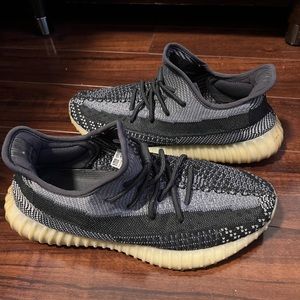 Yeezy Boost 350 v2 “Carbon” Size: 10.5